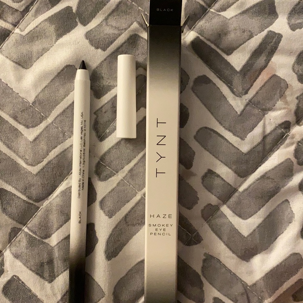 Tynt Haze Smokey eye pencil in Black
